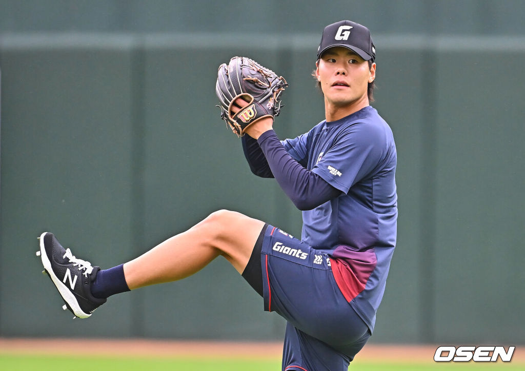 23일 부산 사직야구장에서 2026 신한 SOL KBO 리그 롯데 자이언츠와 NC 다이노스의 경기가 열린다. 홈팀 롯데는 박세웅이, 방문팀 NC는 라일리가 선발 출전한다.롯데 자이언츠 이이무라 쇼타가 훈련을 하고 있다. 2026.06.23 / foto0307@osen.co.kr