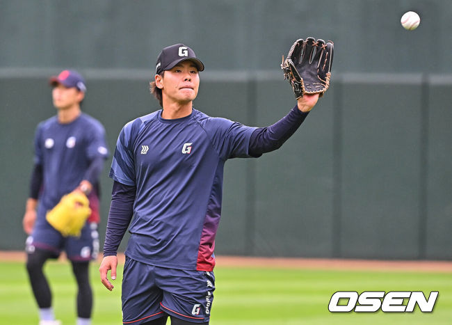[OSEN=부산, 이석우 기자] 23일 부산 사직야구장에서 2026 신한 SOL KBO 리그 롯데 자이언츠와 NC 다이노스의 경기가 열린다. 홈팀 롯데는 박세웅이, 방문팀 NC는 라일리가 선발 출전한다.롯데 자이언츠 이이무라 쇼타가 훈련을 하고 있다. 2026.06.23 / foto0307@osen.co.kr