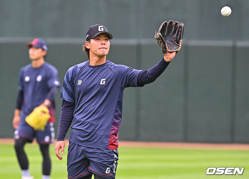 23일 부산 사직야구장에서 2026 신한 SOL KBO 리그 롯데 자이언츠와 NC 다이노스의 경기가 열린다. 홈팀 롯데는 박세웅이, 방문팀 NC는 라일리가 선발 출전한다.롯데 자이언츠 이이무라 쇼타가 훈련을 하고 있다. 2026.06.23 / foto0307@osen.co.kr