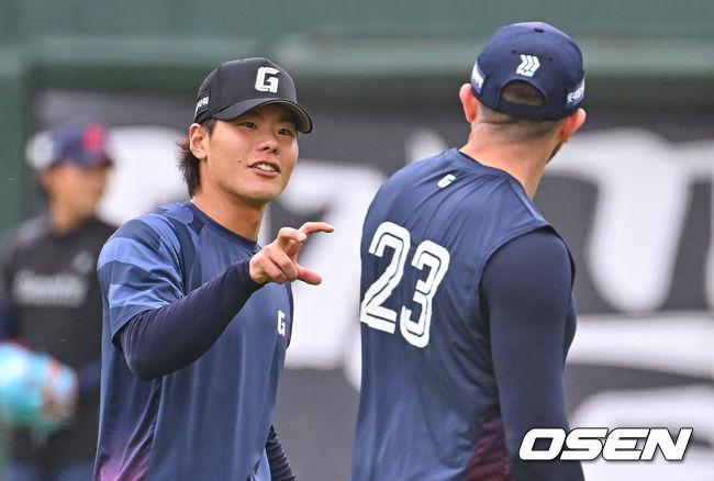 [OSEN=부산, 이석우 기자] 23일 부산 사직야구장에서 2026 신한 SOL KBO 리그 롯데 자이언츠와 NC 다이노스의 경기가 열린다. 홈팀 롯데는 박세웅이, 방문팀 NC는 라일리가 선발 출전한다.롯데 자이언츠 이이무라 쇼타가 비슬리와 얘기하고 있다. 2026.06.23 / foto0307@osen.co.kr