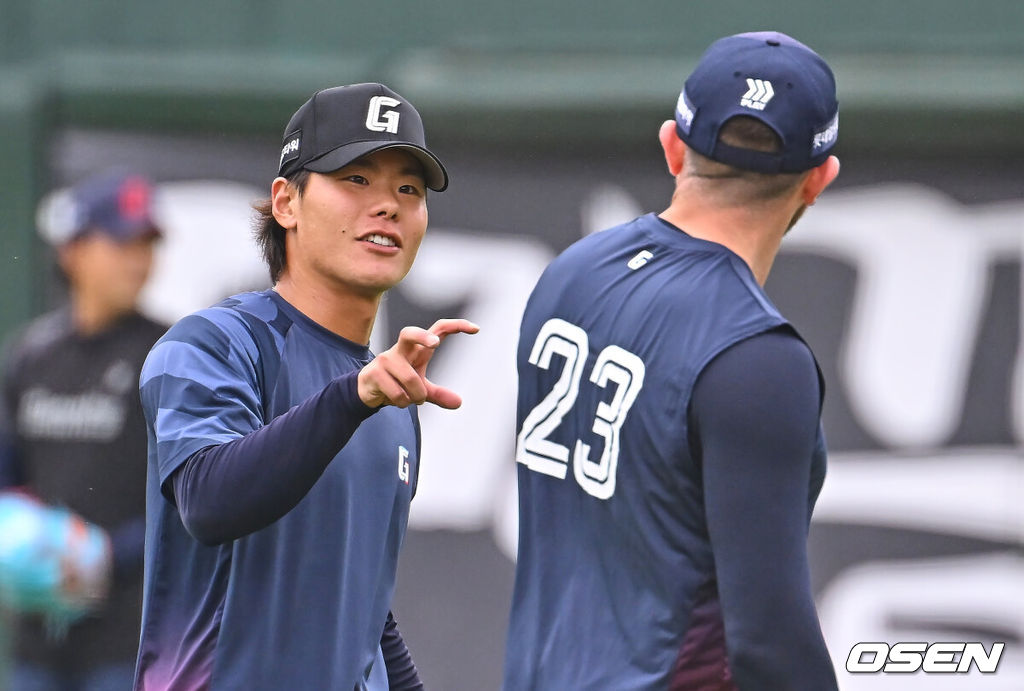 23일 부산 사직야구장에서 2026 신한 SOL KBO 리그 롯데 자이언츠와 NC 다이노스의 경기가 열린다. 홈팀 롯데는 박세웅이, 방문팀 NC는 라일리가 선발 출전한다.롯데 자이언츠 이이무라 쇼타가 비슬리와 얘기하고 있다. 2026.06.23 / foto0307@osen.co.kr