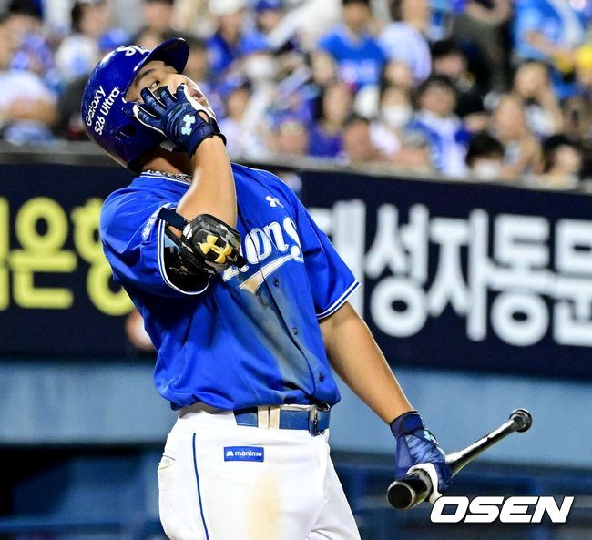 [OSEN=잠실, 최규한 기자] 23일 서울 잠실야구장에서 ‘2026 신한 SOL Bank KBO리그’ LG 트윈스와 삼성 라이온즈의 경기가 열렸다.홈팀 LG는 장현식, 방문팀 삼성은 최원태를 선발로 내세웠다.8회초 2사 1, 2루 상황 삼성 김영웅이 삼진으로 물러나며 아쉬워하고 있다. 2026.06.23 / dreamer@osen.co.kr