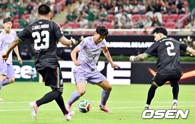 [OSEN=과달라하라(멕시코), 이대선 기자] 홍명보 감독이 이끄는 대한민국 축구대표팀은 19일 오전 10시(이하 한국시간) 멕시코 과달라하라의 에스타디오 과달라하라에서 열린 2026 국제축구연맹(FIFA) 북중미 월드컵 조별리그 A조 2차전에서 멕시코에 0-1로 패했다.이로써 한국은 1승 1패, 승점 3으로 멕시코(승점 6)에 이어 조 2위가 됐다. 체코와 남아프리카공화국이 나란히 승점 1에 머물러 있는 만큼 한국은 남아공과 최종전에서 무승부만 거둬도 조 2위를 확보할 수 있다.전반 대한민국 손흥민이 드리블 돌파를 하고 있다. 2026.06.19 /sunday@osen.co.kr