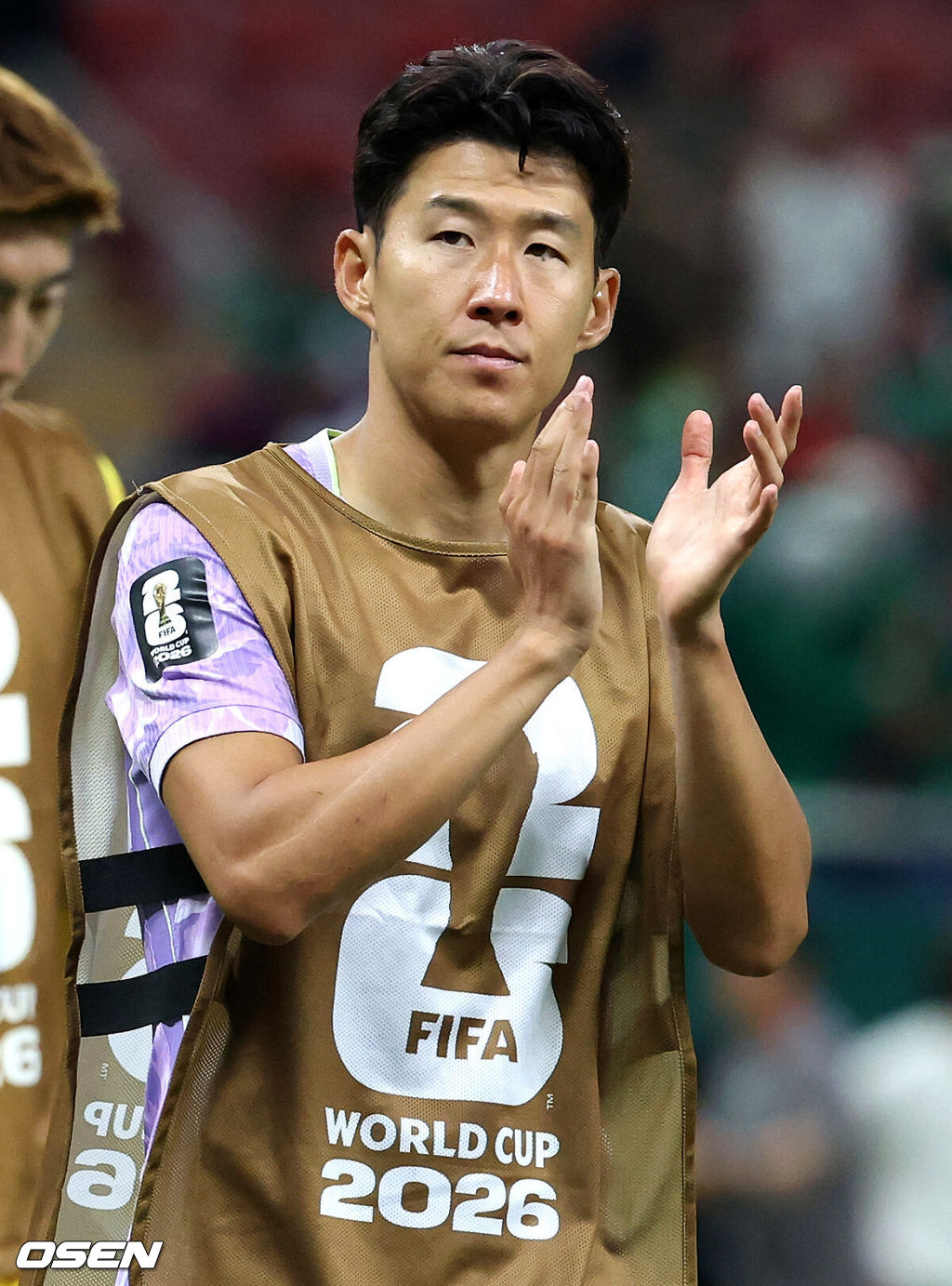 홍명보 감독이 이끄는 대한민국 축구대표팀은 19일 오전 10시(이하 한국시간) 멕시코 과달라하라의 에스타디오 과달라하라에서 열린 2026 국제축구연맹(FIFA) 북중미 월드컵 조별리그 A조 2차전에서 멕시코에 0-1로 패했다.이로써 한국은 1승 1패, 승점 3으로 멕시코(승점 6)에 이어 조 2위가 됐다. 체코와 남아프리카공화국이 나란히 승점 1에 머물러 있는 만큼 한국은 남아공과 최종전에서 무승부만 거둬도 조 2위를 확보할 수 있다.경기 종료 후 대한민국 손흥민이 관중석을 향해 인사를 하고 있다. 2026.06.19 /sunday@osen.co.kr