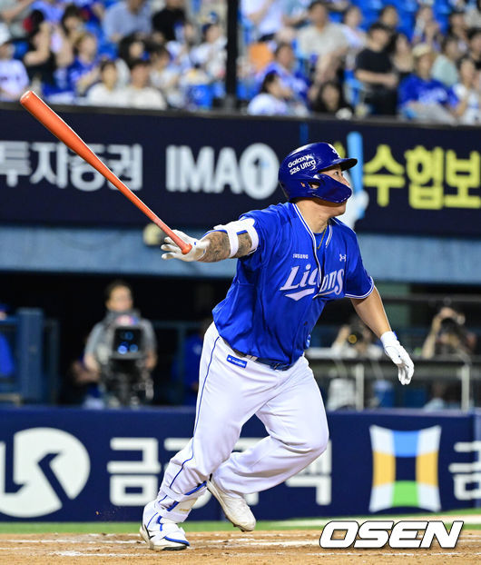 [OSEN=잠실, 최규한 기자] 23일 서울 잠실야구장에서 ‘2026 신한 SOL Bank KBO리그’ LG 트윈스와 삼성 라이온즈의 경기가 열렸다.홈팀 LG는 장현식, 방문팀 삼성은 최원태를 선발로 내세웠다.9회초 무사 선두타자로 나선 삼성 최형우가 오른쪽 펜스 직격 2루타를 날리고 있다. 2026.06.23 / dreamer@osen.co.kr