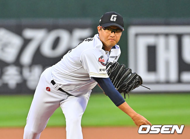 [OSEN=부산, 이석우 기자] 23일 부산 사직야구장에서 2026 신한 SOL KBO 리그 롯데 자이언츠와 NC 다이노스의 경기가 열렸다. 홈팀 롯데는 박세웅이, 방문팀 NC는 라일리가 선발 출전했다.롯데 자이언츠 선발 투수 박세웅이 역투하고 있다. 2026.06.23 / foto0307@osen.co.kr