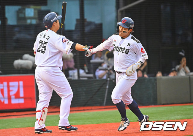 [OSEN=부산, 이석우 기자] 23일 부산 사직야구장에서 2026 신한 SOL KBO 리그 롯데 자이언츠와 NC 다이노스의 경기가 열렸다. 홈팀 롯데는 박세웅이, 방문팀 NC는 라일리가 선발 출전했다.롯데 자이언츠 황성빈이 1회말 1사 3루 레이예스의 유격수 땅볼때 득점을 올리고 하이파이브를 하고 있다. 2026.06.23 / foto0307@osen.co.kr