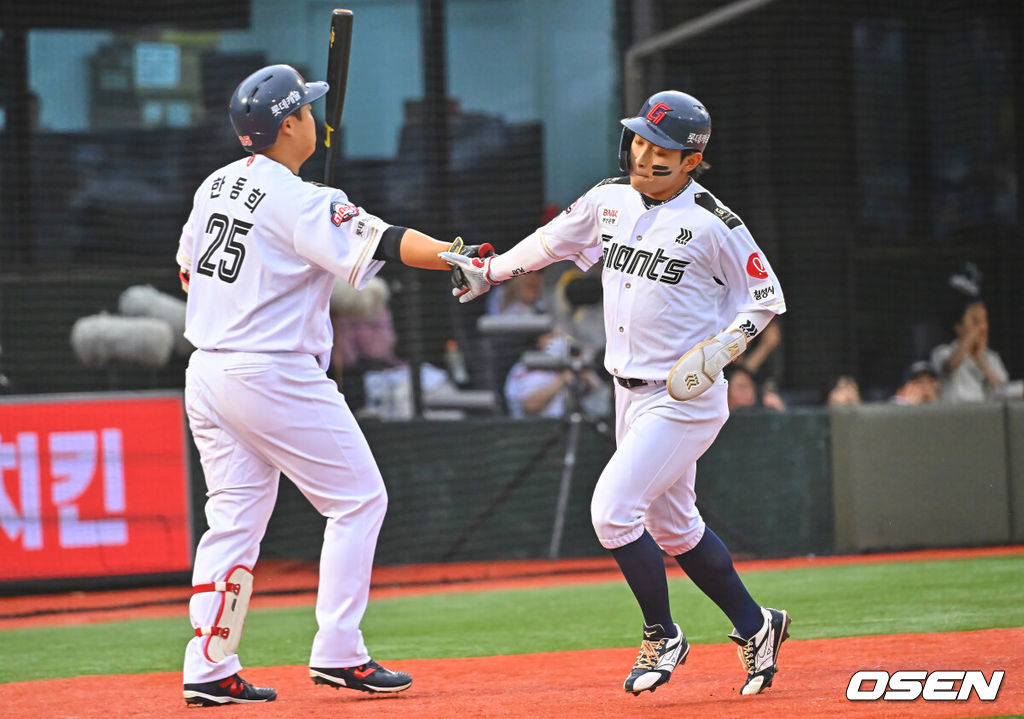 23일 부산 사직야구장에서 2026 신한 SOL KBO 리그 롯데 자이언츠와 NC 다이노스의 경기가 열렸다. 홈팀 롯데는 박세웅이, 방문팀 NC는 라일리가 선발 출전했다.롯데 자이언츠 황성빈이 1회말 1사 3루 레이예스의 유격수 땅볼때 득점을 올리고 하이파이브를 하고 있다. 2026.06.23 / foto0307@osen.co.kr