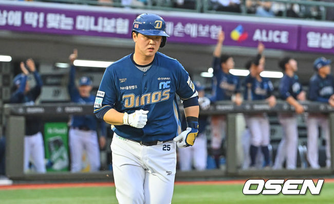 [OSEN=부산, 이석우 기자] 23일 부산 사직야구장에서 2026 신한 SOL KBO 리그 롯데 자이언츠와 NC 다이노스의 경기가 열렸다. 홈팀 롯데는 박세웅이, 방문팀 NC는 라일리가 선발 출전했다.NC 다이노스 김형준이 3회초 1사 좌월 동점 솔로 홈런을 치고 그라운드를 돌고 있다. 2026.06.23 / foto0307@osen.co.kr