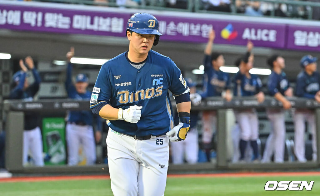 23일 부산 사직야구장에서 2026 신한 SOL KBO 리그 롯데 자이언츠와 NC 다이노스의 경기가 열렸다. 홈팀 롯데는 박세웅이, 방문팀 NC는 라일리가 선발 출전했다.NC 다이노스 김형준이 3회초 1사 좌월 동점 솔로 홈런을 치고 그라운드를 돌고 있다. 2026.06.23 / foto0307@osen.co.kr