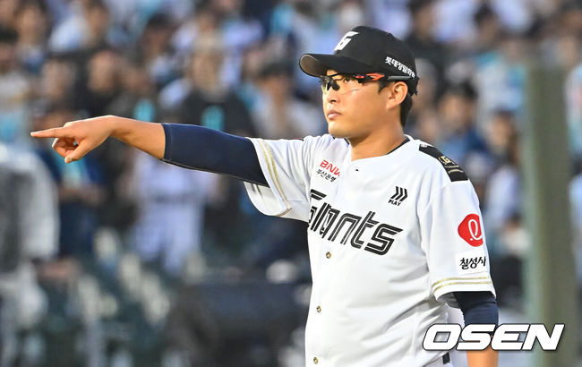 [OSEN=부산, 이석우 기자] 23일 부산 사직야구장에서 2026 신한 SOL KBO 리그 롯데 자이언츠와 NC 다이노스의 경기가 열렸다. 홈팀 롯데는 박세웅이, 방문팀 NC는 라일리가 선발 출전했다.롯데 자이언츠 선발 투수 박세웅이 5회초 NC 다이노스 김형준의 스윙을 가리키고 있다. 2026.06.23 / foto0307@osen.co.kr