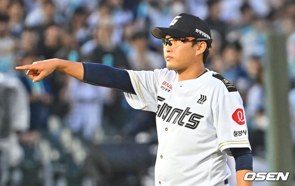 23일 부산 사직야구장에서 2026 신한 SOL KBO 리그 롯데 자이언츠와 NC 다이노스의 경기가 열렸다. 홈팀 롯데는 박세웅이, 방문팀 NC는 라일리가 선발 출전했다.롯데 자이언츠 선발 투수 박세웅이 5회초 NC 다이노스 김형준의 스윙을 가리키고 있다. 2026.06.23 / foto0307@osen.co.kr