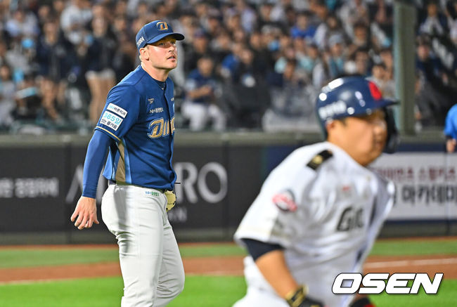[OSEN=부산, 이석우 기자] 23일 부산 사직야구장에서 2026 신한 SOL KBO 리그 롯데 자이언츠와 NC 다이노스의 경기가 열렸다. 홈팀 롯데는 박세웅이, 방문팀 NC는 라일리가 선발 출전했다.NC 다이노스 라일리가 6회말 2사 3루 롯데 자이언츠 한동희를 3루수 땅볼로 잡고 있다. 2026.06.23 / foto0307@osen.co.kr