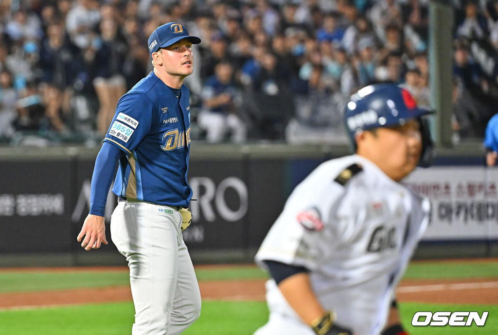 23일 부산 사직야구장에서 2026 신한 SOL KBO 리그 롯데 자이언츠와 NC 다이노스의 경기가 열렸다. 홈팀 롯데는 박세웅이, 방문팀 NC는 라일리가 선발 출전했다.NC 다이노스 라일리가 6회말 2사 3루 롯데 자이언츠 한동희를 3루수 땅볼로 잡고 있다. 2026.06.23 / foto0307@osen.co.kr