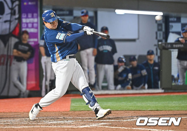 [OSEN=부산, 이석우 기자] 23일 부산 사직야구장에서 2026 신한 SOL KBO 리그 롯데 자이언츠와 NC 다이노스의 경기가 열렸다. 홈팀 롯데는 박세웅이, 방문팀 NC는 라일리가 선발 출전했다.NC 다이노스 이우성이 8회초 1사 3루 좌익수 희생플라이를 치고 있다. 2026.06.23 / foto0307@osen.co.kr