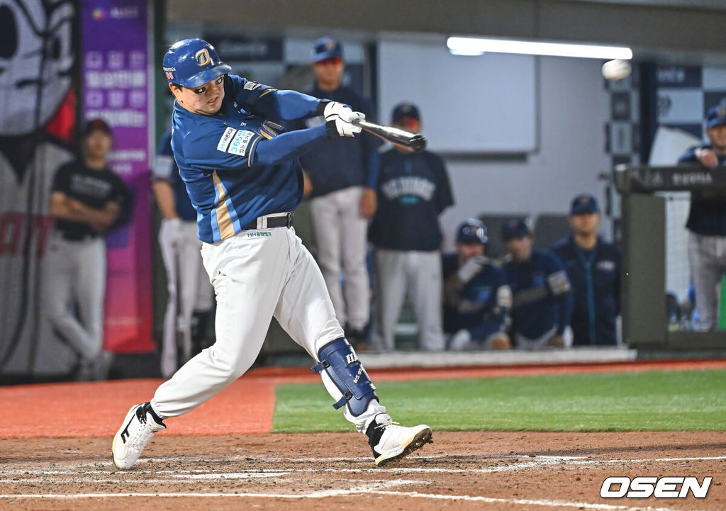 23일 부산 사직야구장에서 2026 신한 SOL KBO 리그 롯데 자이언츠와 NC 다이노스의 경기가 열렸다. 홈팀 롯데는 박세웅이, 방문팀 NC는 라일리가 선발 출전했다.NC 다이노스 이우성이 8회초 1사 3루 좌익수 희생플라이를 치고 있다. 2026.06.23 / foto0307@osen.co.kr