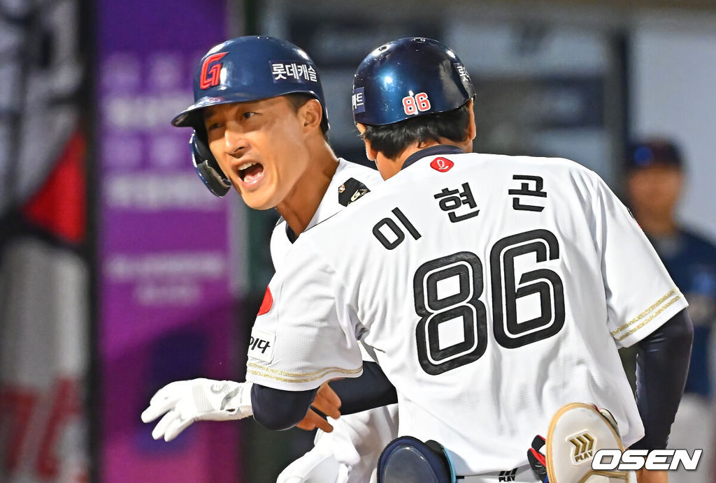 23일 부산 사직야구장에서 2026 신한 SOL KBO 리그 롯데 자이언츠와 NC 다이노스의 경기가 열렸다. 홈팀 롯데는 박세웅이, 방문팀 NC는 라일리가 선발 출전했다.롯데 자이언츠 노진혁이 8회말 우중월 동점 솔로 홈런을 치고 하이파이브를 하고 있다. 2026.06.23 / foto0307@osen.co.kr