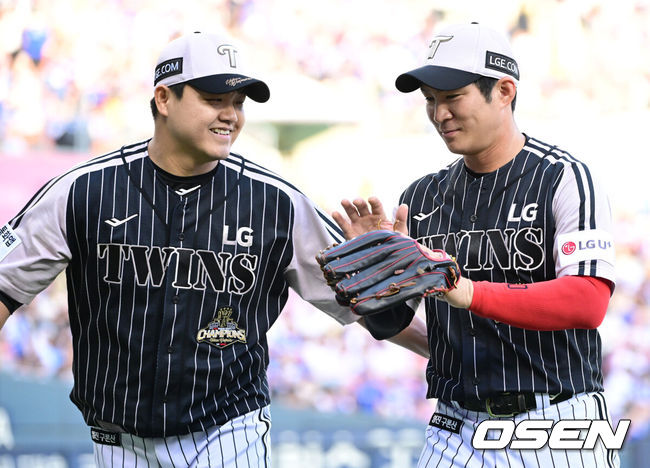 [OSEN=잠실, 최규한 기자] 23일 서울 잠실야구장에서 ‘2026 신한 SOL Bank KBO리그’ LG 트윈스와 삼성 라이온즈의 경기가 열렸다.홈팀 LG는 장현식, 방문팀 삼성은 최원태를 선발로 내세웠다.2회초 삼성 공격을 무실점으로 막아낸 LG 선발 장현식이 더그아웃으로 향하며 유격수 오지환과 인사를 나누고 있다. 2026.06.23 / dreamer@osen.co.kr