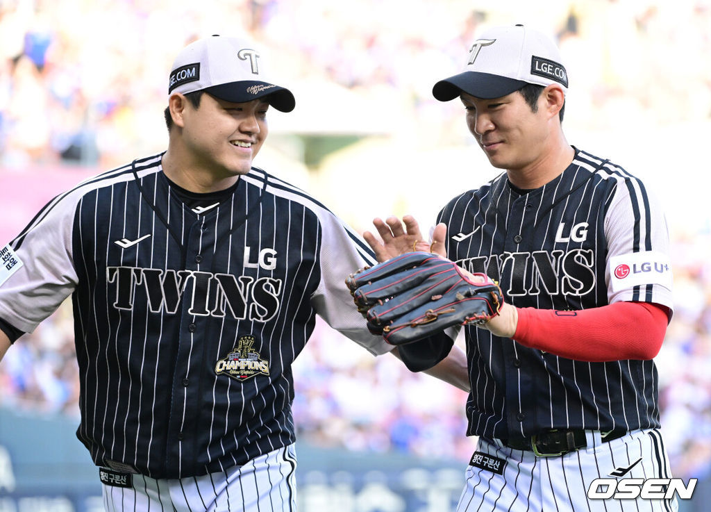 23일 서울 잠실야구장에서 ‘2026 신한 SOL Bank KBO리그’ LG 트윈스와 삼성 라이온즈의 경기가 열렸다.홈팀 LG는 장현식, 방문팀 삼성은 최원태를 선발로 내세웠다.2회초 삼성 공격을 무실점으로 막아낸 LG 선발 장현식이 더그아웃으로 향하며 유격수 오지환과 인사를 나누고 있다. 2026.06.23 / dreamer@osen.co.kr