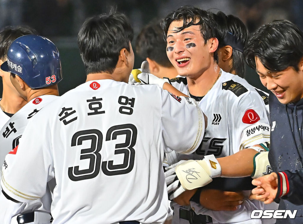 23일 부산 사직야구장에서 2026 신한 SOL KBO 리그 롯데 자이언츠와 NC 다이노스의 경기가 열렸다. 홈팀 롯데는 박세웅이, 방문팀 NC는 라일리가 선발 출전했다.롯데 자이언츠 윤동희가 9회말 1사 1,2루 끝내기 안타를 치고 기쁨을 나누고 있다. 2026.06.23 / foto0307@osen.co.kr