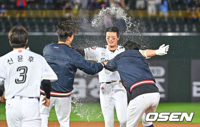 [OSEN=부산, 이석우 기자] 23일 부산 사직야구장에서 2026 신한 SOL KBO 리그 롯데 자이언츠와 NC 다이노스의 경기가 열렸다. 홈팀 롯데는 박세웅이, 방문팀 NC는 라일리가 선발 출전했다.롯데 자이언츠 윤동희가 9회말 1사 1,2루 끝내기 안타를 치고 기쁨을 나누고 있다. 2026.06.23 / foto0307@osen.co.kr