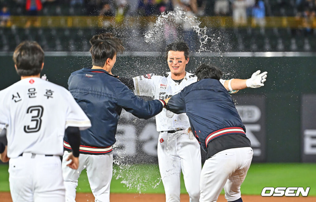 23일 부산 사직야구장에서 2026 신한 SOL KBO 리그 롯데 자이언츠와 NC 다이노스의 경기가 열렸다. 홈팀 롯데는 박세웅이, 방문팀 NC는 라일리가 선발 출전했다.롯데 자이언츠 윤동희가 9회말 1사 1,2루 끝내기 안타를 치고 기쁨을 나누고 있다. 2026.06.23 / foto0307@osen.co.kr