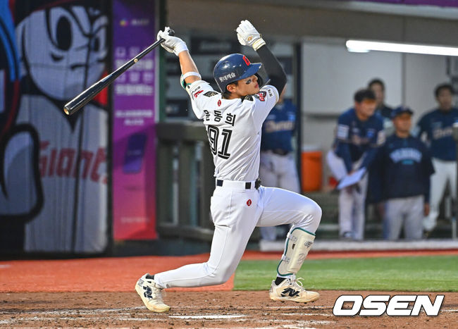 [OSEN=부산, 이석우 기자] 23일 부산 사직야구장에서 2026 신한 SOL KBO 리그 롯데 자이언츠와 NC 다이노스의 경기가 열렸다. 홈팀 롯데는 박세웅이, 방문팀 NC는 라일리가 선발 출전했다.롯데 자이언츠 윤동희가 5회말 1사 우중간 2루타를 치고 있다. 2026.06.23 / foto0307@osen.co.kr