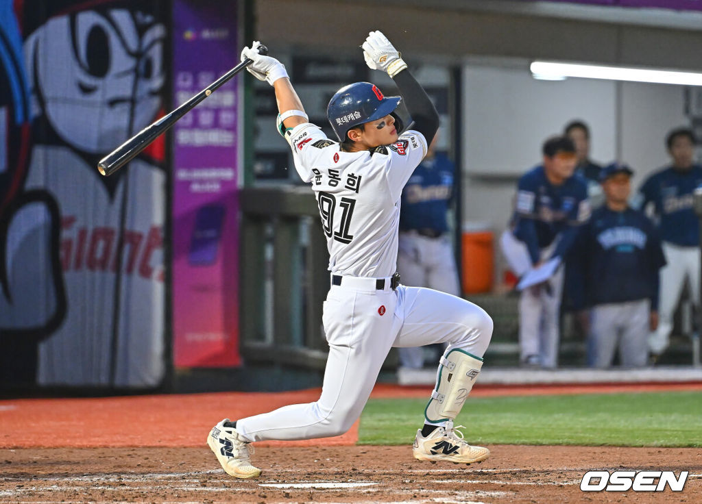 23일 부산 사직야구장에서 2026 신한 SOL KBO 리그 롯데 자이언츠와 NC 다이노스의 경기가 열렸다. 홈팀 롯데는 박세웅이, 방문팀 NC는 라일리가 선발 출전했다.롯데 자이언츠 윤동희가 5회말 1사 우중간 2루타를 치고 있다. 2026.06.23 / foto0307@osen.co.kr