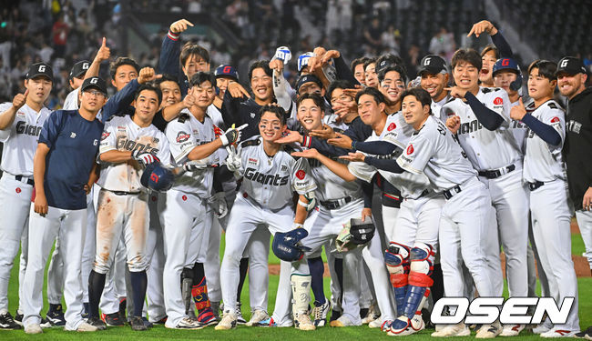 [OSEN=부산, 이석우 기자] 23일 부산 사직야구장에서 2026 신한 SOL KBO 리그 롯데 자이언츠와 NC 다이노스의 경기가 열렸다. 홈팀 롯데는 박세웅이, 방문팀 NC는 라일리가 선발 출전했다.롯데 자이언츠 윤동희가 9회말 1사 1,2루 끝내기 안타를 치고 기념촬영을 하고 있다. 2026.06.23 / foto0307@osen.co.kr