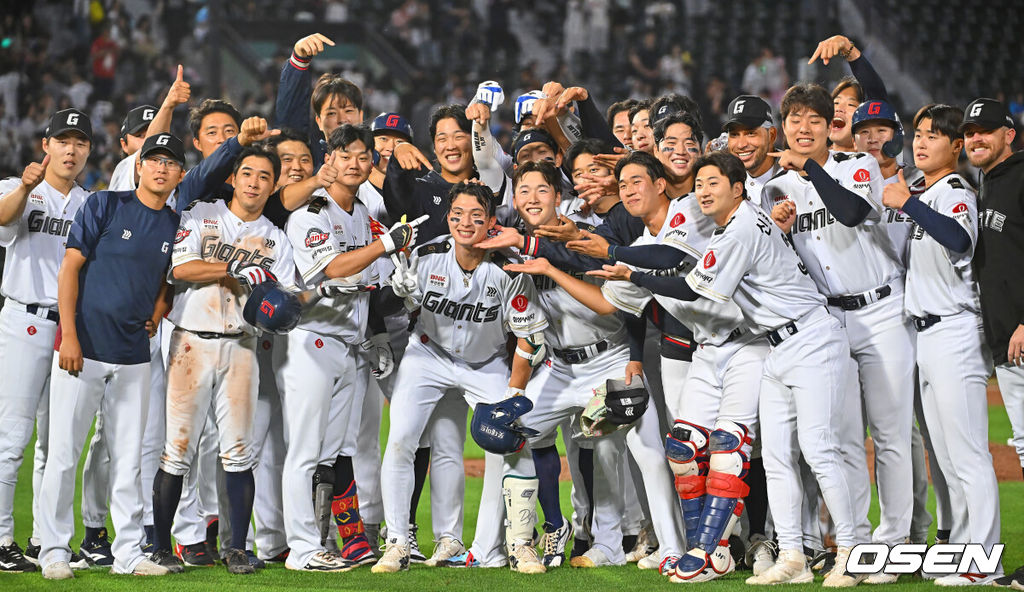 23일 부산 사직야구장에서 2026 신한 SOL KBO 리그 롯데 자이언츠와 NC 다이노스의 경기가 열렸다. 홈팀 롯데는 박세웅이, 방문팀 NC는 라일리가 선발 출전했다.롯데 자이언츠 윤동희가 9회말 1사 1,2루 끝내기 안타를 치고 기념촬영을 하고 있다. 2026.06.23 / foto0307@osen.co.kr