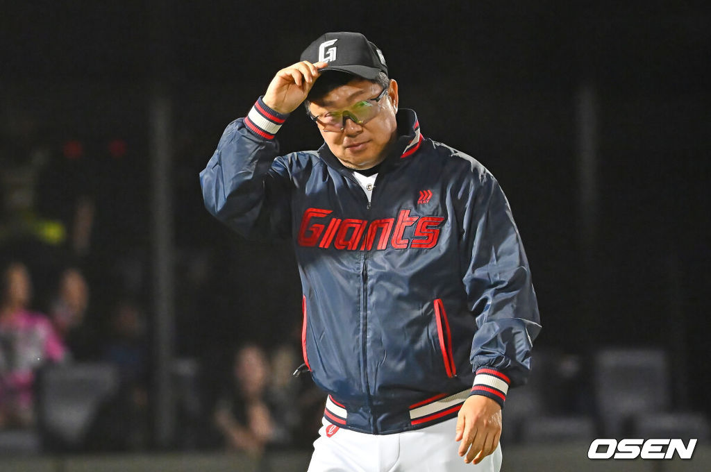 23일 부산 사직야구장에서 2026 신한 SOL KBO 리그 롯데 자이언츠와 NC 다이노스의 경기가 열렸다. 홈팀 롯데는 박세웅이, 방문팀 NC는 라일리가 선발 출전했다.롯데 자이언츠 김태형 감독이 9회말 1사 1,2루 윤동희의 끝내기 안타로 6연승을 올리고 팬들에게 감사 인사를 하고 있다. 2026.06.23 / foto0307@osen.co.kr