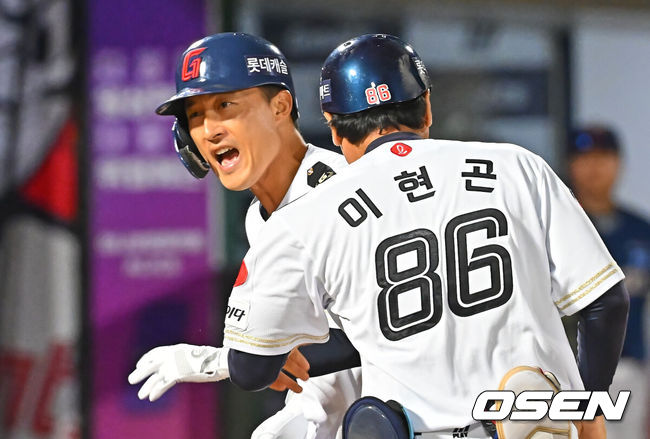 [OSEN=부산, 이석우 기자] 23일 부산 사직야구장에서 2026 신한 SOL KBO 리그 롯데 자이언츠와 NC 다이노스의 경기가 열렸다. 홈팀 롯데는 박세웅이, 방문팀 NC는 라일리가 선발 출전했다.롯데 자이언츠 노진혁이 8회말 우중월 동점 솔로 홈런을 치고 하이파이브를 하고 있다. 2026.06.23 / foto0307@osen.co.kr