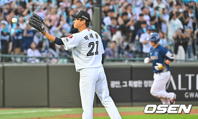 [OSEN=부산, 이석우 기자] 23일 부산 사직야구장에서 2026 신한 SOL KBO 리그 롯데 자이언츠와 NC 다이노스의 경기가 열렸다. 홈팀 롯데는 박세웅이, 방문팀 NC는 라일리가 선발 출전했다.롯데 자이언츠 박세웅이 3회초 1사 NC 다이노스 김형준에게 좌월 동점 솔로 홈런을 맞고 아쉬워하고 있다. 2026.06.23 / foto0307@osen.co.kr