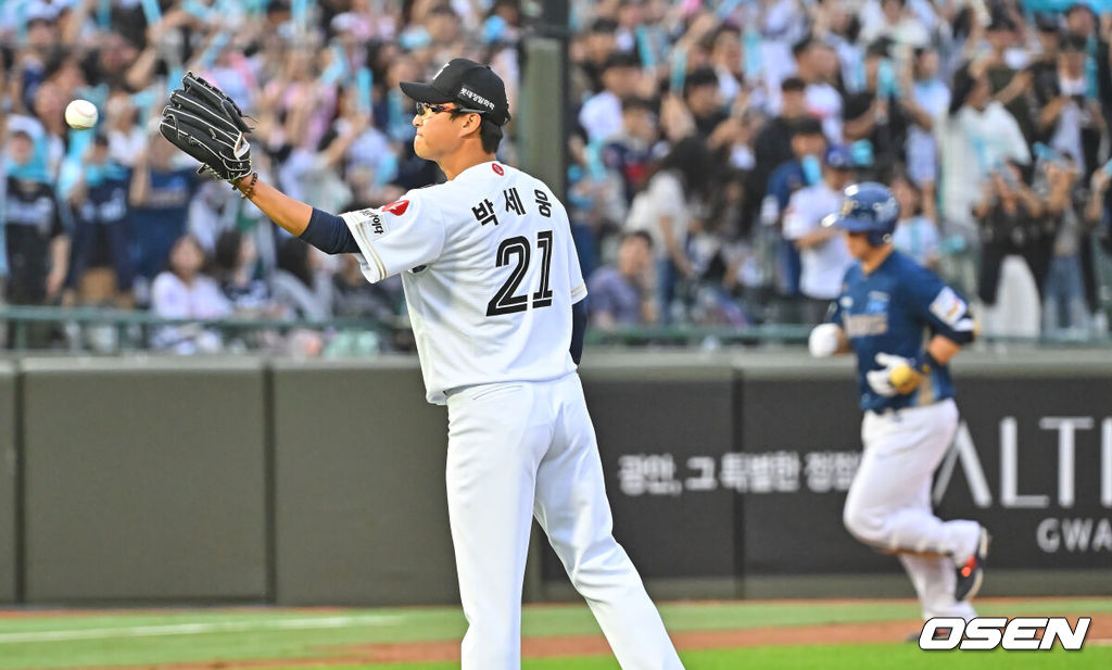 23일 부산 사직야구장에서 2026 신한 SOL KBO 리그 롯데 자이언츠와 NC 다이노스의 경기가 열렸다. 홈팀 롯데는 박세웅이, 방문팀 NC는 라일리가 선발 출전했다.롯데 자이언츠 박세웅이 3회초 1사 NC 다이노스 김형준에게 좌월 동점 솔로 홈런을 맞고 아쉬워하고 있다. 2026.06.23 / foto0307@osen.co.kr