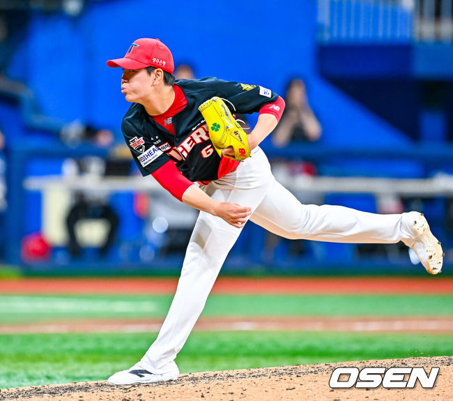 [OSEN=고척, 민경훈 기자] 23일 서울 고척스카이돔에서 2026 신한 SOL Bank KBO리그 키움 히어로즈와 KIA 타이거즈의 경기가 열렸다.키움은 박준현, KIA는 올러를 선발로 내세웠다.9회말 무사 주자 1,2루 키움 여동욱 타석에서 마운드에 오른 성영탁이 힘차게 공을 뿌리고 있다. 2026.06.23 / rumi@osen.co.kr