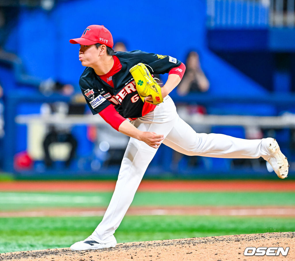 23일 서울 고척스카이돔에서 2026 신한 SOL Bank KBO리그 키움 히어로즈와 KIA 타이거즈의 경기가 열렸다.키움은 박준현, KIA는 올러를 선발로 내세웠다.9회말 무사 주자 1,2루 키움 여동욱 타석에서 마운드에 오른 성영탁이 힘차게 공을 뿌리고 있다. 2026.06.23 / rumi@osen.co.kr