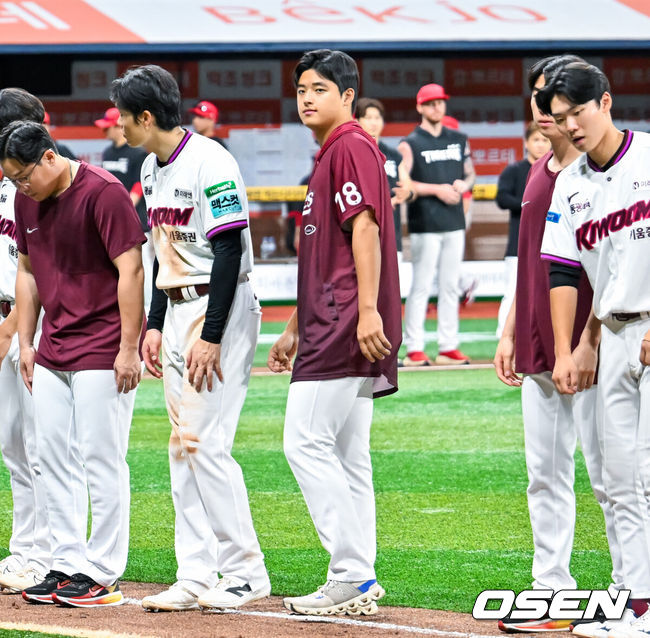 [OSEN=고척, 민경훈 기자] 23일 서울 고척스카이돔에서 2026 신한 SOL Bank KBO리그 키움 히어로즈와 KIA 타이거즈의 경기가 열렸다.이 경기에서 KIA는 키움을 7-3으로 승리하고 2연승을 달성했다.&nbsp;KIA 선발투수 애덤 올러는 6이닝 4피안타 1볼넷 1사구 6탈삼진 1실점 호투로 시즌 8승을 수확했다. 키움은 7연패에 빠졌다.경기를 마치고 패전투수가 된 키움 박준현이 아쉬워하고 있다. 2026.06.23 / rumi@osen.co.kr