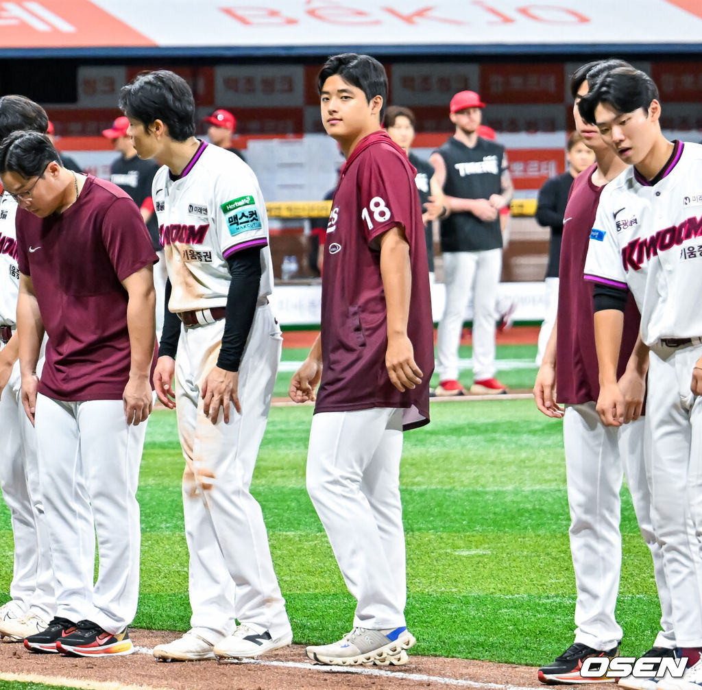 23일 서울 고척스카이돔에서 2026 신한 SOL Bank KBO리그 키움 히어로즈와 KIA 타이거즈의 경기가 열렸다.이 경기에서 KIA는 키움을 7-3으로 승리하고 2연승을 달성했다. KIA 선발투수 애덤 올러는 6이닝 4피안타 1볼넷 1사구 6탈삼진 1실점 호투로 시즌 8승을 수확했다. 키움은 7연패에 빠졌다.경기를 마치고 패전투수가 된 키움 박준현이 아쉬워하고 있다. 2026.06.23 / rumi@osen.co.kr