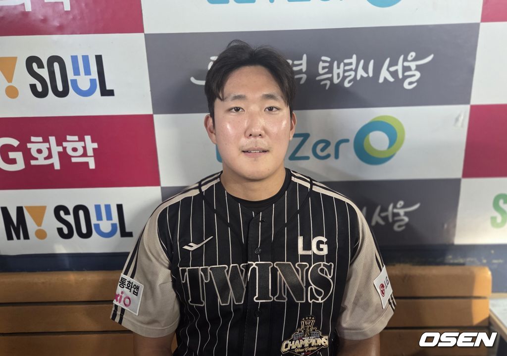 LG 트윈스 투수 손주영이 23일 잠실구장에서 열린 삼성 라이온즈와 경기에서 4-3으로 앞선 9회초 1사 만루 위기를 막고 승리를 지켰다. 손주영이 경기 후 취재진과 인터뷰를 하고 있다. /orange@osen.co.kr