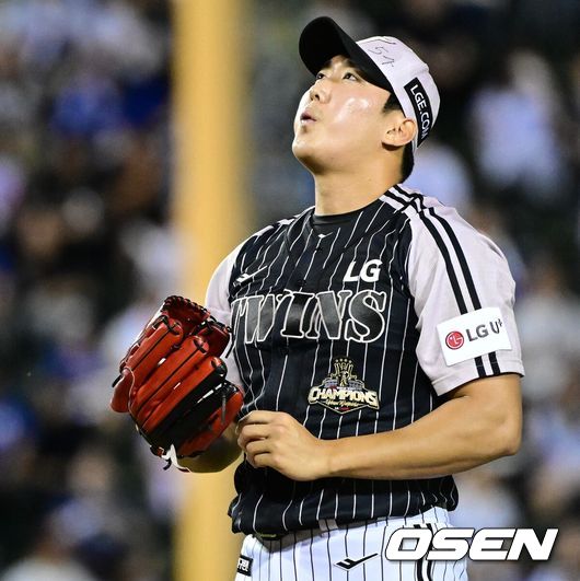 [OSEN=잠실, 최규한 기자] 23일 서울 잠실야구장에서 ‘2026 신한 SOL Bank KBO리그’ LG 트윈스와 삼성 라이온즈의 경기가 열렸다.홈팀 LG는 장현식, 방문팀 삼성은 최원태를 선발로 내세웠다. 9회초 1사 만루 상황 LG 손주영이 투구를 준비하고 있다. 2026.06.23 / dreamer@osen.co.kr