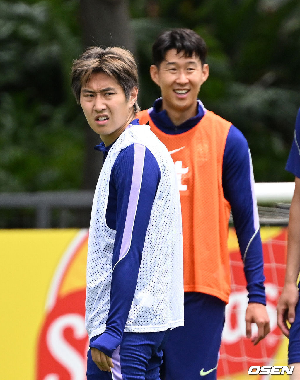 홍명보 감독이 이끄는 대한민국 축구국가대표팀이 15일(한국시각) 멕시코 과달라하라 인근 사포판의 치바스 베르데 바예에서 훈련을 진행했다.대표팀은 전날 A조 1차전에서 체코를 상대로 2-1 역전승을 거뒀다. 남아프리카공화국을 2-0으로 제압한 개최국 멕시코에 이은 조 2위다.대한민국 이강인, 손흥민이 훈련을 하고 있다. 2026.06.15 /sunday@osen.co.kr