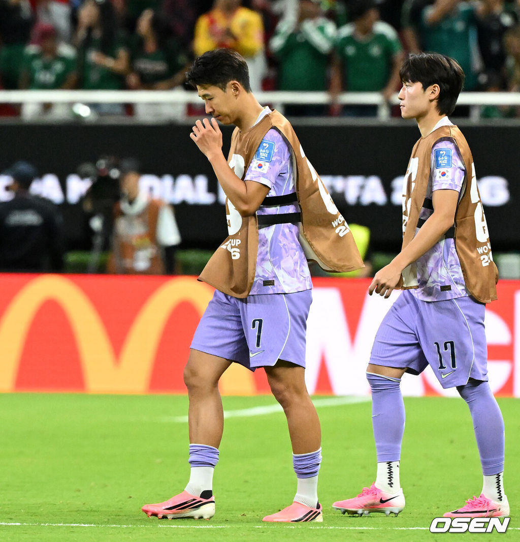 홍명보 감독이 이끄는 대한민국 축구대표팀은 19일 오전 10시(이하 한국시간) 멕시코 과달라하라의 에스타디오 과달라하라에서 열린 2026 국제축구연맹(FIFA) 북중미 월드컵 조별리그 A조 2차전에서 멕시코에 0-1로 패했다.이로써 한국은 1승 1패, 승점 3으로 멕시코(승점 6)에 이어 조 2위가 됐다. 체코와 남아프리카공화국이 나란히 승점 1에 머물러 있는 만큼 한국은 남아공과 최종전에서 무승부만 거둬도 조 2위를 확보할 수 있다.경기 종료 후 대한민국 손흥민이 패배에 아쉬워하 있다. 2026.06.19 /sunday@osen.co.kr