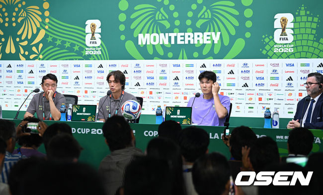 [OSEN=몬테레이(멕시코), 이대선 기자] 24일(한국시간) 멕시코 누에보레온주 과달루페의 몬테레이 스타디움에서 대한민국 축구국가대표팀 공식 기자회견이 진행됐다.대한민국 축구대표팀은 오는 25일 오전 10시 멕시코 몬테레이 스타디움에서 남아프리카공화국을 상대로 2026 국제축구연맹(FIFA) 북중미 월드컵 조별리그 A조 최종 3차전을 치른다. 대한민국 홍명보 감독, 김민재가 취재진의 질문을 듣고 있다. 2026.06.24 /sunday@osen.co.kr