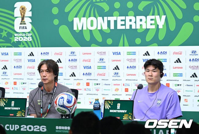 [OSEN=몬테레이(멕시코), 이대선 기자] 24일(한국시간) 멕시코 누에보레온주 과달루페의 몬테레이 스타디움에서 대한민국 축구국가대표팀 공식 기자회견이 진행됐다.대한민국 축구대표팀은 오는 25일 오전 10시 멕시코 몬테레이 스타디움에서 남아프리카공화국을 상대로 2026 국제축구연맹(FIFA) 북중미 월드컵 조별리그 A조 최종 3차전을 치른다. 대한민국 홍명보 감독, 김민재가 취재진의 질문을 듣고 있다. 2026.06.24 /sunday@osen.co.kr