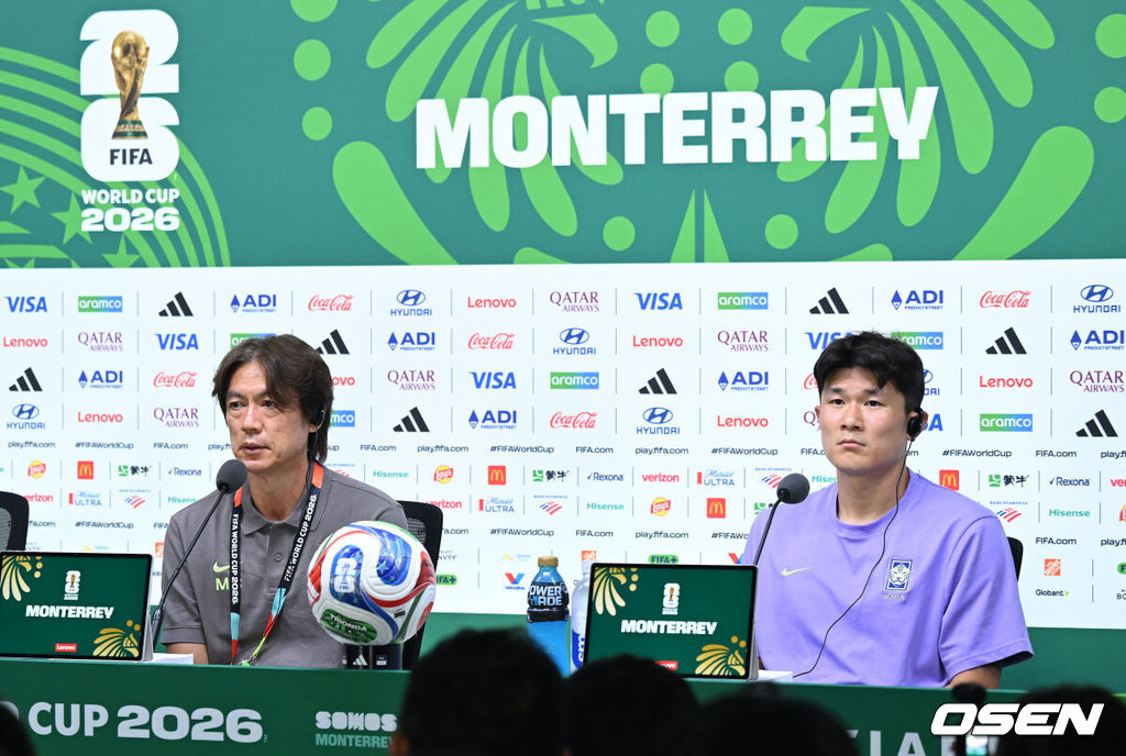 24일(한국시간) 멕시코 누에보레온주 과달루페의 몬테레이 스타디움에서 대한민국 축구국가대표팀 공식 기자회견이 진행됐다.대한민국 축구대표팀은 오는 25일 오전 10시 멕시코 몬테레이 스타디움에서 남아프리카공화국을 상대로 2026 국제축구연맹(FIFA) 북중미 월드컵 조별리그 A조 최종 3차전을 치른다. 대한민국 홍명보 감독, 김민재가 취재진의 질문을 듣고 있다. 2026.06.24 /sunday@osen.co.kr