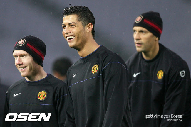 YOKOHAMA, JAPAN - DECEMBER 17: (L-R) Paul Scholes, Cristiano Ronaldo and Rio Ferdinand of Manchester United relax during an official training session at the International Stadium Yokohama on December 17, 2008 in Yokohama, Kanagawa, Japan. Manchester United will play against Gamba Osaka in the FIFA Club World Cup Japan 2008 semi-final match on December 18. (Photo by Kiyoshi Ota/Getty Images)