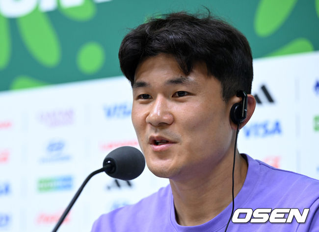 [OSEN=몬테레이(멕시코), 이대선 기자] 24일(한국시간) 멕시코 누에보레온주 과달루페의 몬테레이 스타디움에서 대한민국 축구국가대표팀 공식 기자회견이 진행됐다.대한민국 축구대표팀은 오는 25일 오전 10시 멕시코 몬테레이 스타디움에서 남아프리카공화국을 상대로 2026 국제축구연맹(FIFA) 북중미 월드컵 조별리그 A조 최종 3차전을 치른다. 대한민국 김민재가 취재진의 질문에 답을 하고 있다. 2026.06.24 /sunday@osen.co.kr