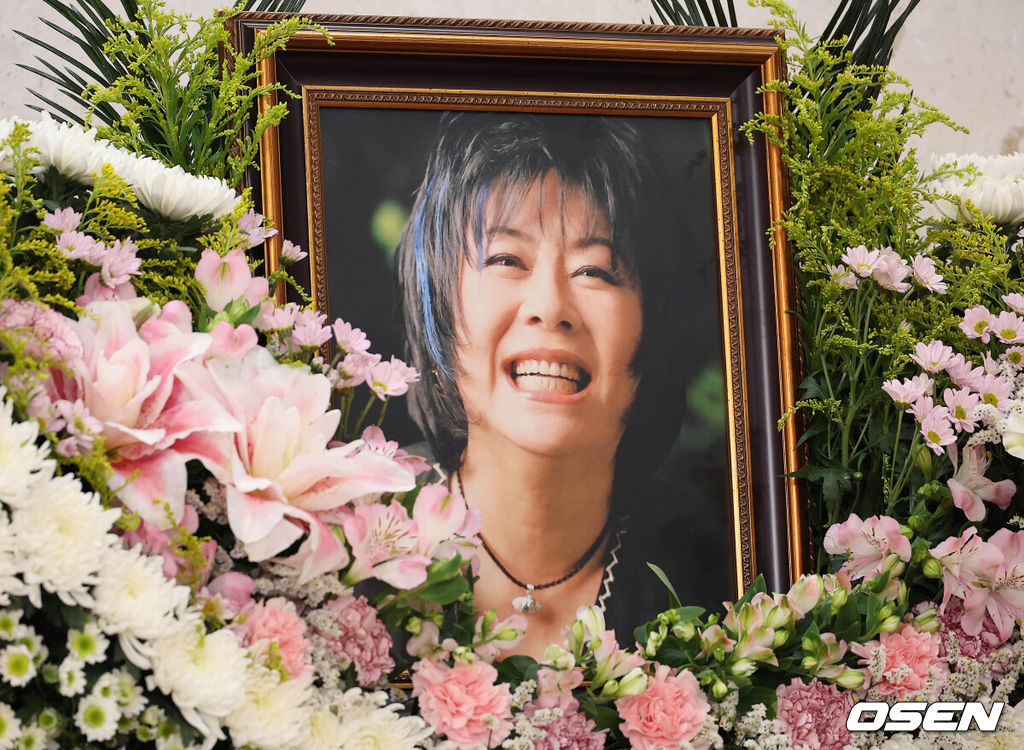 가수 옥희가 신장암 투병 끝에 세상을 떠났다. 옥희는 지난 20일 오후 호스피스 병동에서 가족들이 지켜보는 가운데 별세했다. 향년 73세.옥희는 1968년 5인조 걸그룹 서울시스터즈의 리더로 데뷔해 홍콩, 중동, 미국, 캐나다 등 해외 활동을 펼친 뒤, 귀국 후 솔로로 전향해 큰 사랑을 받았다. 국내 활동을 시작한 옥희는 ‘나는 몰라요’로 MBC ‘10대 가수상’을 수상했고, 이후 ‘눈으로만 말해요’, ‘어디에 있을 것 같아’, ‘아 그날이’, ‘이웃사촌’, ‘두 손을 잡아요’ 등을 발표하며 사랑받았다. 사진은 21일 오후 서울 풍납동 서울아산병원에 마련된 옥희의 빈소.  / dreamer@osen.co.kr <사진=사진공동취재단>