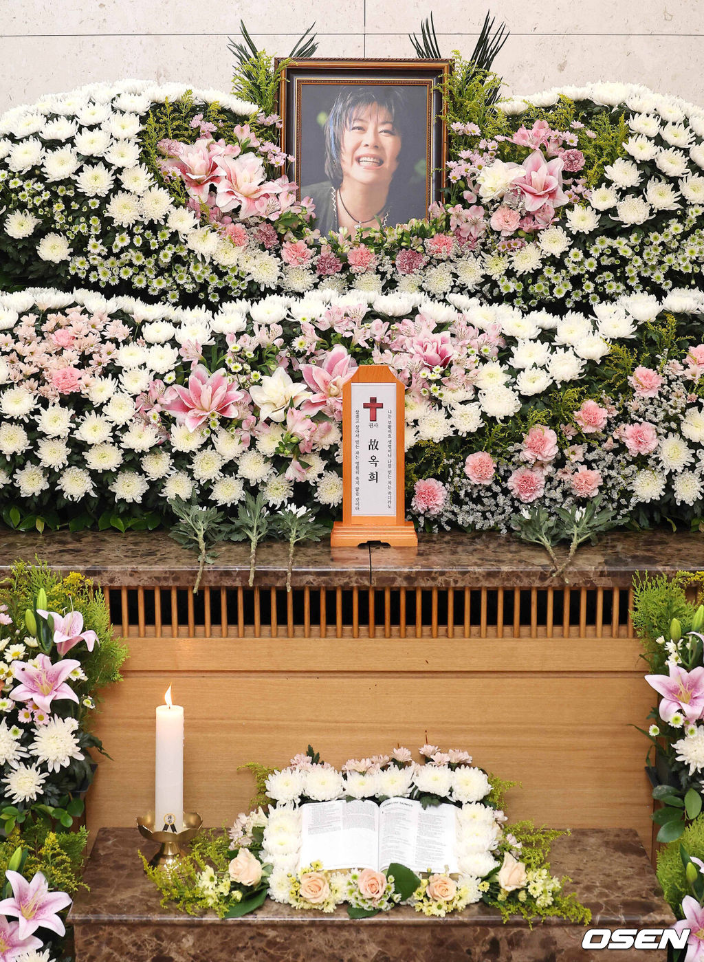 가수 옥희가 신장암 투병 끝에 세상을 떠났다. 옥희는 지난 20일 오후 호스피스 병동에서 가족들이 지켜보는 가운데 별세했다. 향년 73세.옥희는 1968년 5인조 걸그룹 서울시스터즈의 리더로 데뷔해 홍콩, 중동, 미국, 캐나다 등 해외 활동을 펼친 뒤, 귀국 후 솔로로 전향해 큰 사랑을 받았다. 국내 활동을 시작한 옥희는 ‘나는 몰라요’로 MBC ‘10대 가수상’을 수상했고, 이후 ‘눈으로만 말해요’, ‘어디에 있을 것 같아’, ‘아 그날이’, ‘이웃사촌’, ‘두 손을 잡아요’ 등을 발표하며 사랑받았다. 사진은 21일 오후 서울 풍납동 서울아산병원에 마련된 옥희의 빈소.  / dreamer@osen.co.kr <사진=사진공동취재단>