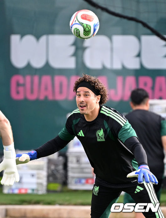 [OSEN=사포판(멕시코), 이대선 기자] 2026 북중미 월드컵에 참가하는 멕시코 축구국가대표팀이 18일(한국시각) 멕시코 과달라하라 인근 스포츠 아레나에서 훈련을 진행했다.대한민국 축구대표팀은 19일 오전 10시(한국시간) 개최국 멕시코를 상대로 A조 조별리그 2차전을 갖는다.멕시코 기예르모 오초아가 훈련을 하고 있다. 2026.06.18 /sunday@osen.co.kr